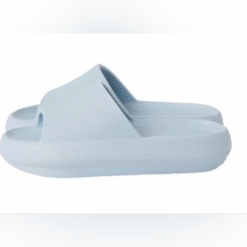 NWOT 32 Degrees Cool Light Blue Slides